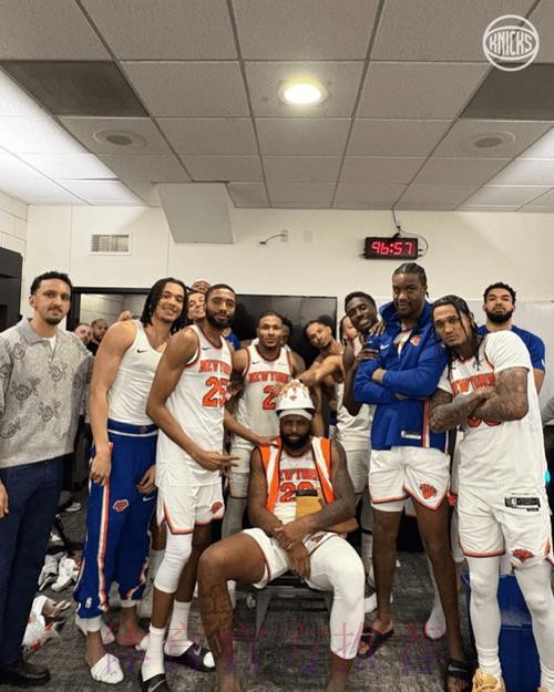 防守大闸!尼克斯官媒晒米切尔-罗宾逊赛后照:本场最佳防守 防守大闸!尼克斯官媒晒米切尔-罗宾逊赛后照:本场最佳防守