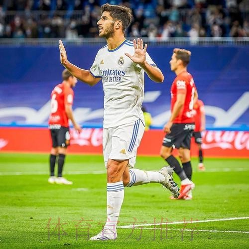 阿森西奥晒比赛用球：帽子戏法！我们在不断提高